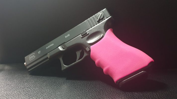 52ab59b229f9ee817ce8fc4c86f0240e 711x400 - กริ๊ปซิลิโคนหุ้มด้ามปืน Glock -